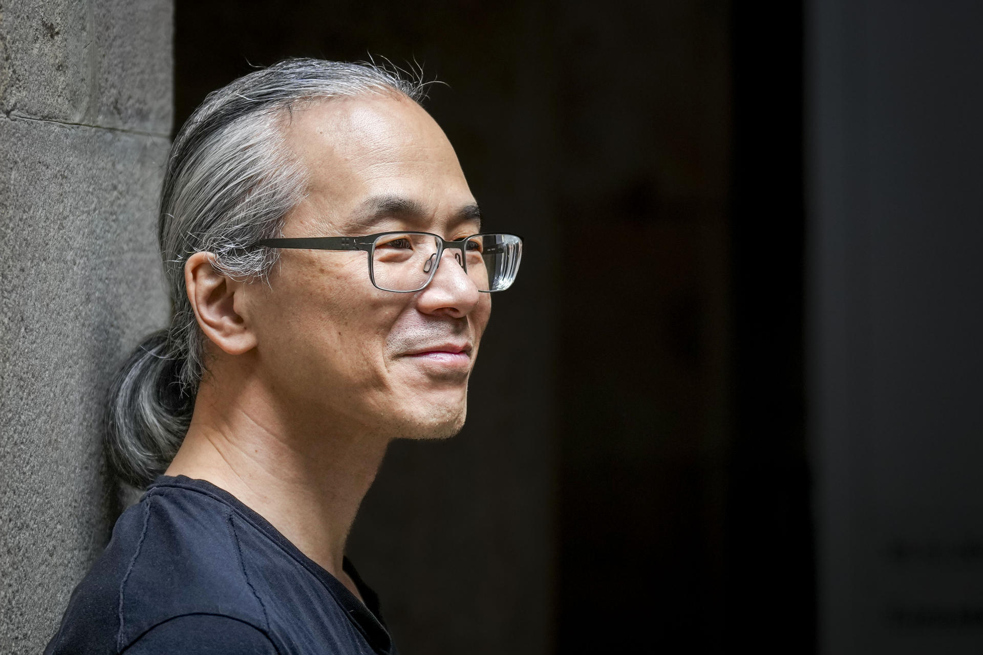 El escritor norteamericano de origen chino Ted Chiang, la 'estrella' invitada de la presente edición del festival de narraciones fantásticas 42, ha expresado este jueves en Barcelona su voz desde la ciencia ficción para "combatir el capitalismo" y ha asegurado que "la IA no debe preocuparnos" tanto como se predica. EFE/Enric Fontcuberta
