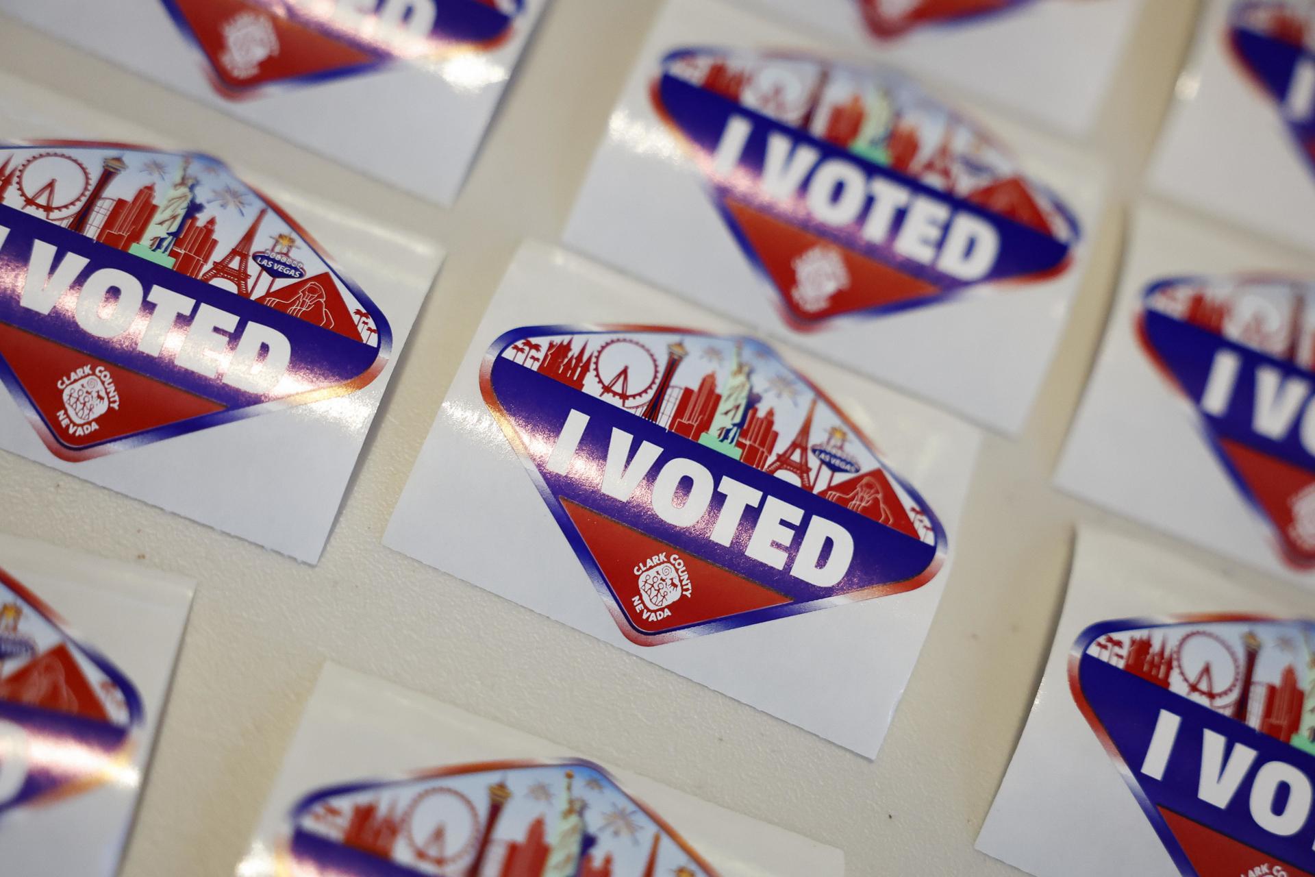 Fotografía de archivo de las pegatinas de 'He votado' que están dispuestas sobre una mesa en una fiesta de votación en el Ayuntamiento de Las Vegas el Día de las Elecciones en Las Vegas, Nevada, EE. UU., 05 de noviembre de 2024. EFE/EPA/Caroline Brehman
