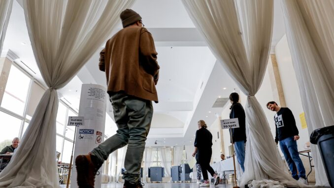 Ciudadanos emiten su voto en el recinto electoral de Park Tavern, en el condado de Fulton, el día de las elecciones en Atlanta, Georgia, EE. UU., el 5 de noviembre de 2024. EFE/EPA/Erik S. Lesser
