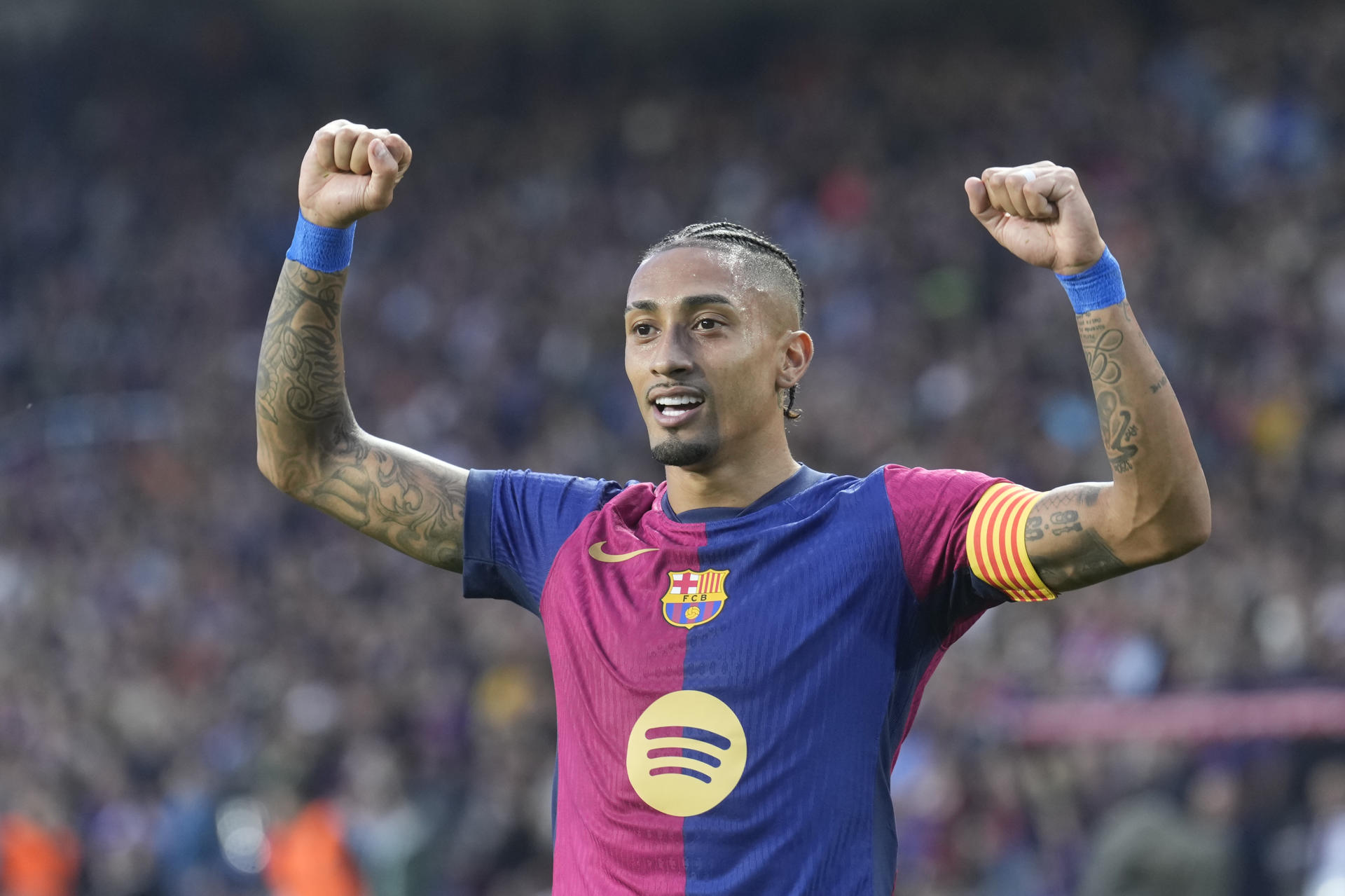 El extremo del Barcelona Raphael Dias Belloli 'Raphinha' celebra después de marcar el 2-0 durante el partido de LaLiga que enfrenta al FC Barcelona contra el Espanyol este domingo en el Camp Nou en Barcelona. EFE/ Enric Fontcuberta
