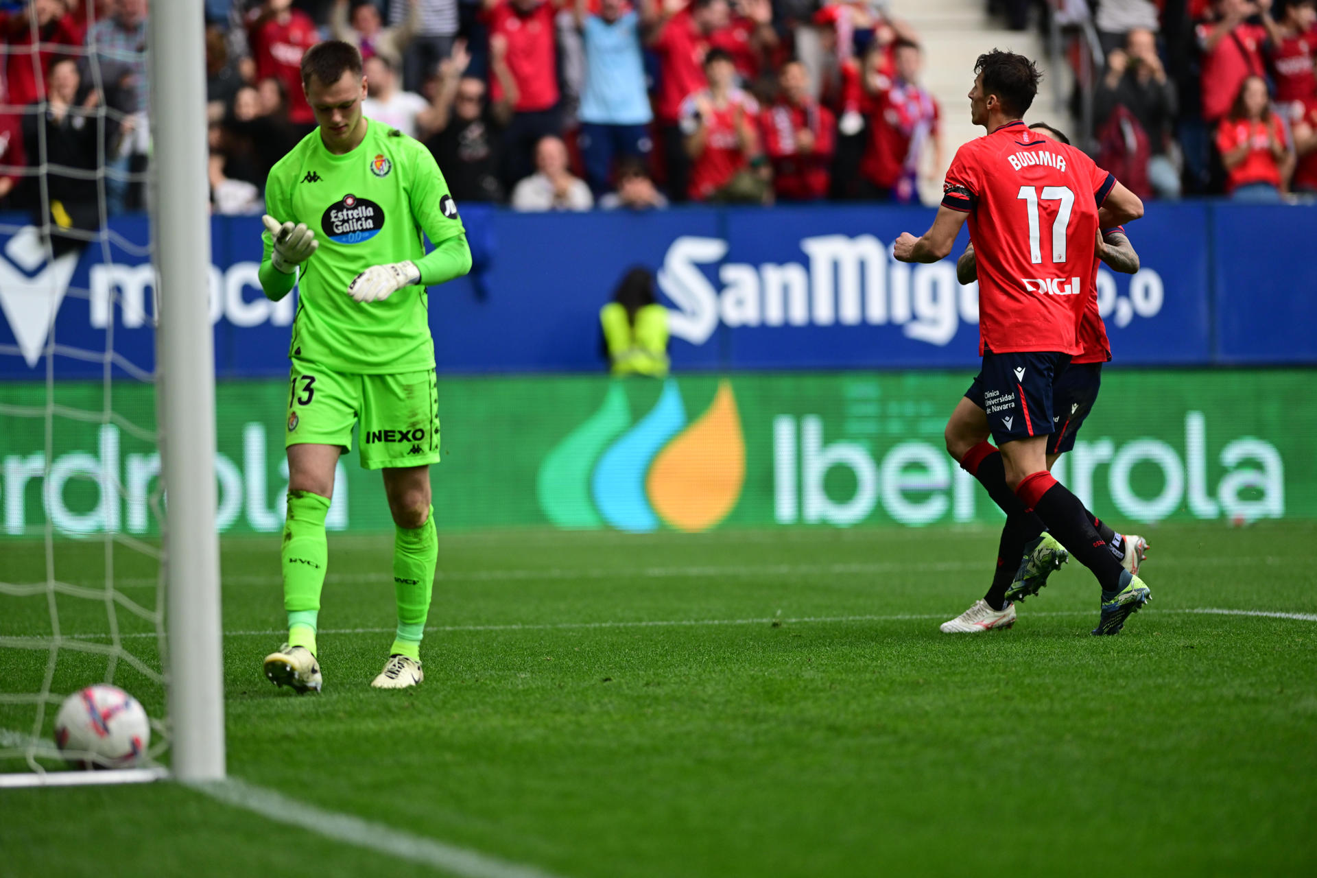 El delantero del Osasuna Ante Budimir (d) celebra tras batir la portería de Karl Hein (i), del Real Valladolid, durante el partido de la 12ª jornada de LaLiga en el Estadio de El Sadar, en Pamplona, este sábado. EFE/ Iñaki Porto
