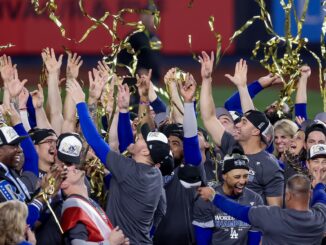 Los miembros de Los Ángeles Dodgers celebran tras vencer a los New York Yankees durante el quinto partido de la Serie Mundial de las Grandes Ligas de Béisbol (MLB). EFE/EPA/SARAH YENESEL