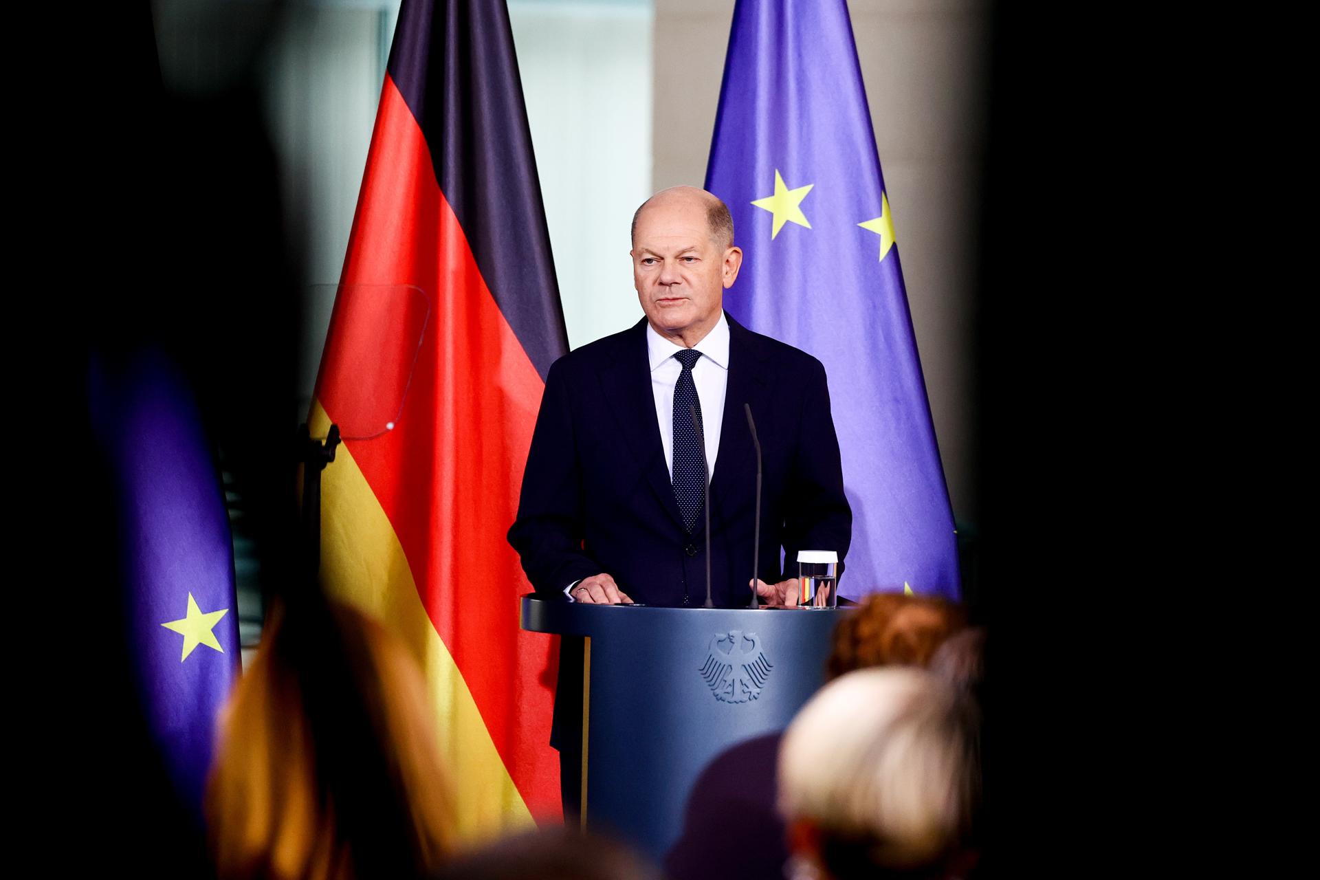 El canciller alemán, Olaf Scholz, hace una declaración sobre los resultados de las elecciones presidenciales estadounidenses de 2024 en la Cancillería de Berlín, el 6 de noviembre de 2024. EFE/EPA/FILIP SINGER
