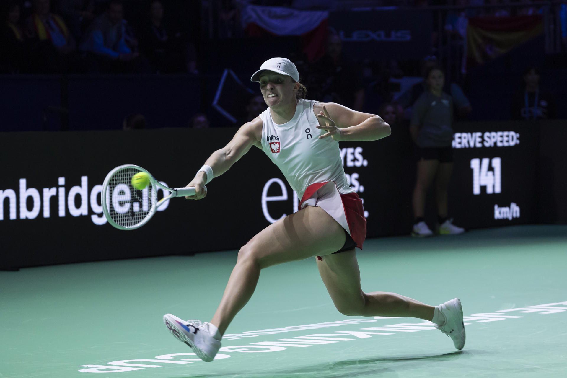 La tenista polaca Iga Swiatek durante su partido contra la española Paula Badosa, en el segundo turno este viernes en las finales de la Copa Billie Jean King en Málaga. EFE/Carlos Díaz.
