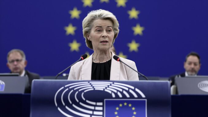 La presidenta de la Comisión Europea, Ursula von der Leyen, ante el Parlamento Europeo. EFE/EPA/RONALD WITTEK
