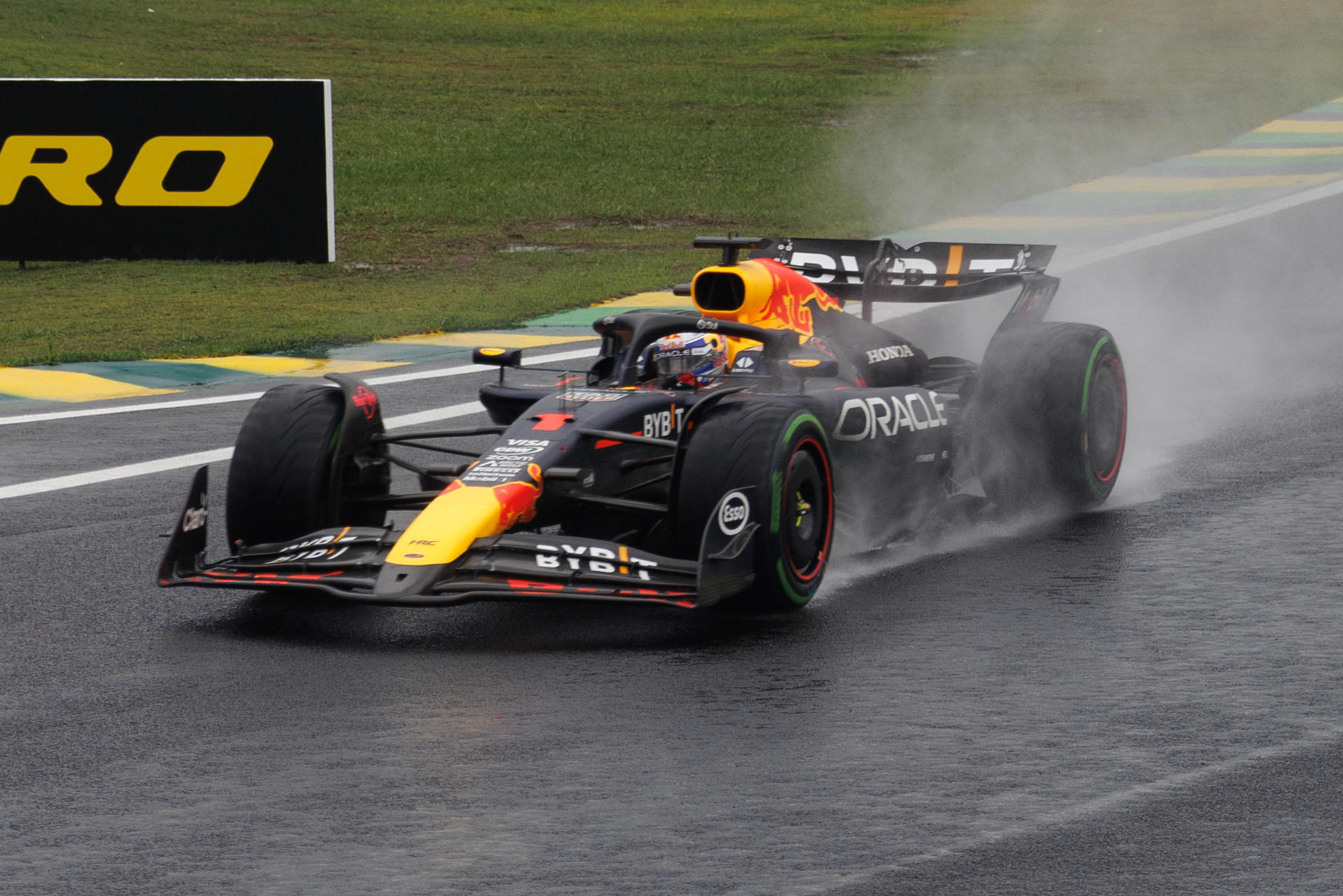 El neerlandés Max Vertapeppen de Red Bull compite en el Gran Premio de Sao Paulo de la Fórmula Uno este domingo, en el circuito de Interlagos en Sao Paulo (Brasil). EFE/ Isaac Fontana
