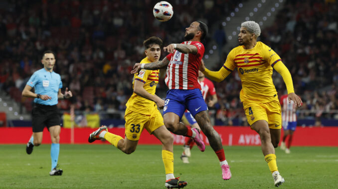 El delantero del Atlético Memphis Depay (2-d) juega un balón entre Ronald Araújo (d) y Pau Cubarsí (2-i), ambos del Barcelona, durante un partido de Liga. EFE/Ballesteros
