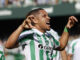 El delantero brasileño del Real Betis, Vítor Roque, celebra su gol contra el Celta de Vigo, durante el partido de LaLiga disputado en el Benito Villamarín de Sevilla. EFE/ Julio Muñoz