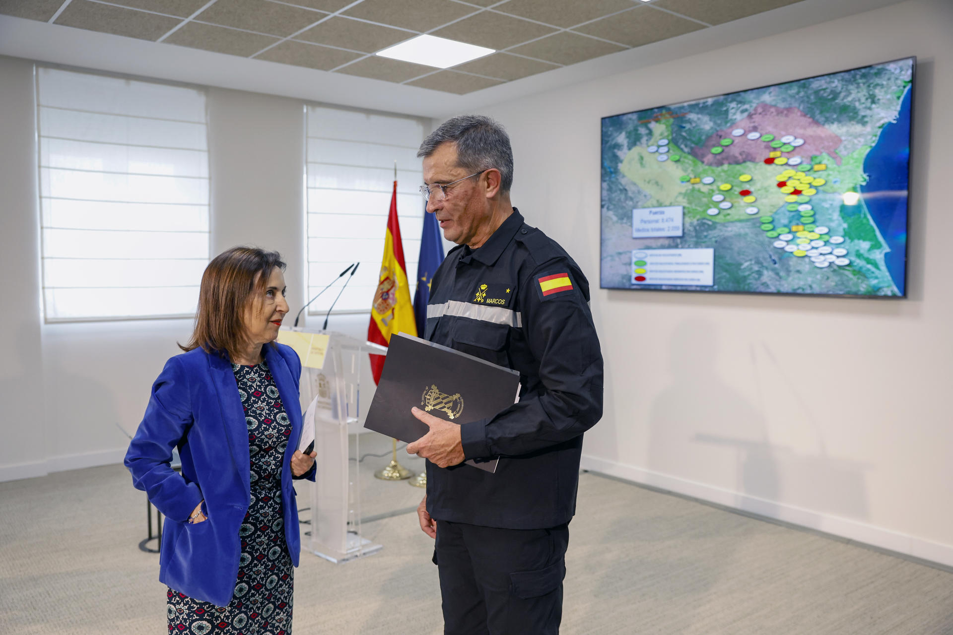 La ministra de Defensa, Margarita Robles, y el general jefe de la UME, Javier Marcos, tras comparecer ante los medios para informar de lo abordado en la reunión del comité de crisis para el seguimiento de los efectos de la dana, este viernes en el Ministerio de Defensa, en Madrid. EFE/ Javier Lizón
