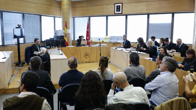 Varios de los 21 acusados de causar desórdenes y de enfrentarse a la Policía durante el 'Rodea el Congreso' del 25 de septiembre de 2012, durante el juicio que tiene lugar este lunes. EFE/ Rodrigo Jiménez
