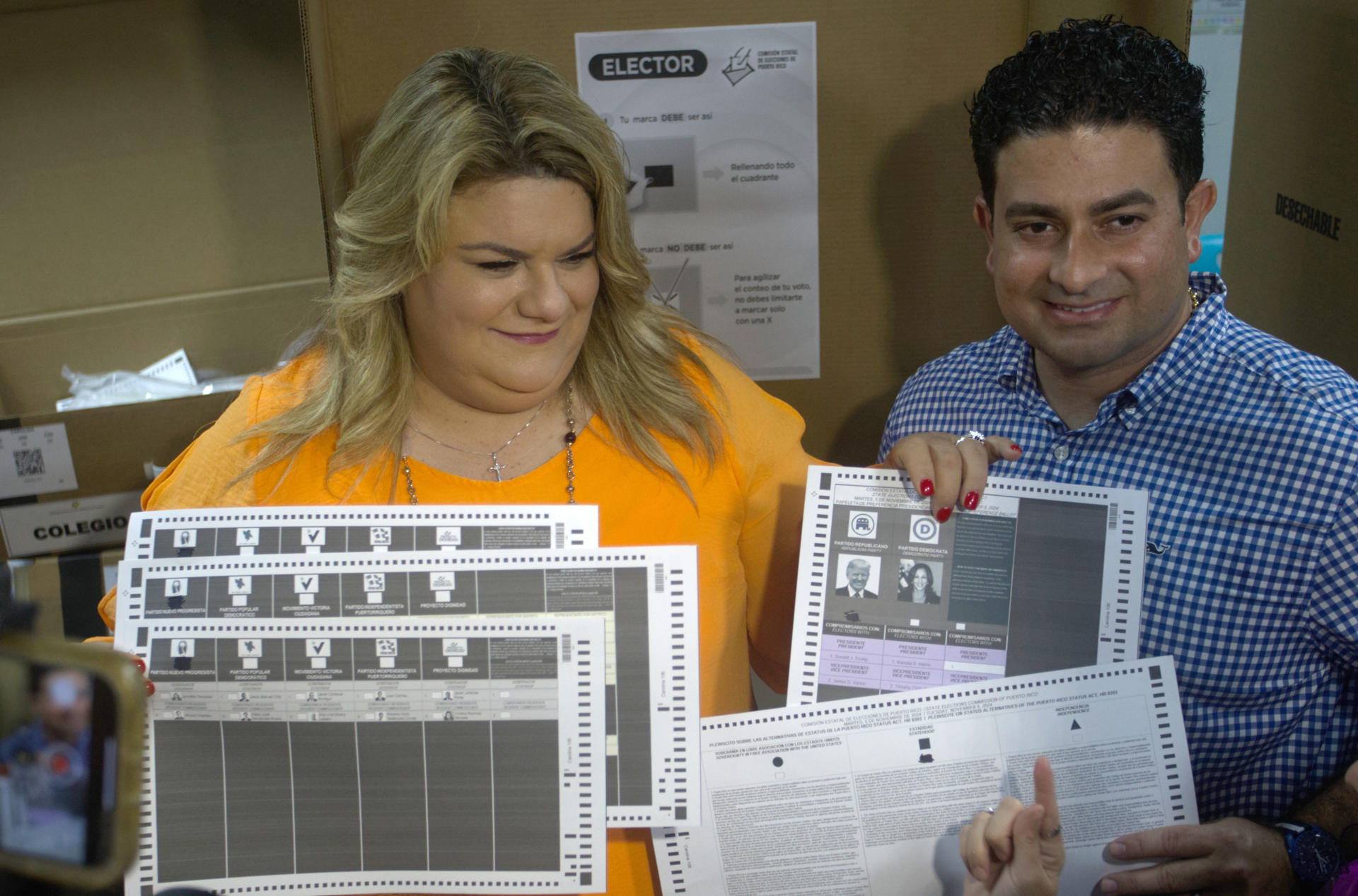 La candidata a la Gobernación de Puerto Rico por el Partido Nuevo Progresista (PNP), Jenniffer González, llega para depositar su voto al centro de votación instalado en la escuela Salvador Brau, este martes, en Carolina (Puerto Rico). EFE/ Thais Llora
