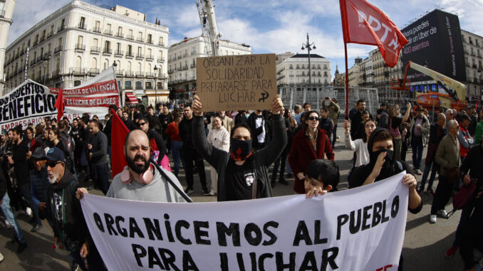 Vista de la manifestación en solidaridad con los afectados por la dana y para exigir responsabilidades en la Puerta del Sol en Madrid este domingo. EFE/ Rodrigo Jiménez
