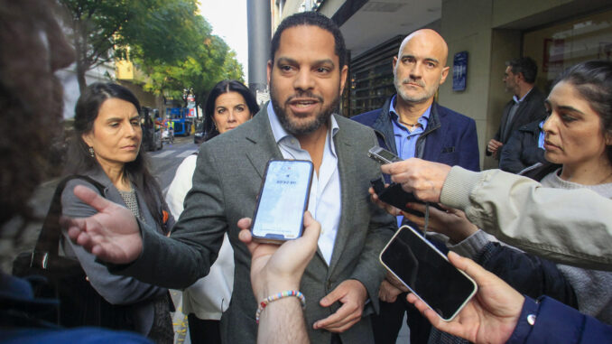 El secretario general de Vox, Ignacio Garriga, atiende a la prensa a su llegada a Alicante para una reunión del nuevo Consejo Ejecutivo Provincial.EFE/Morell
