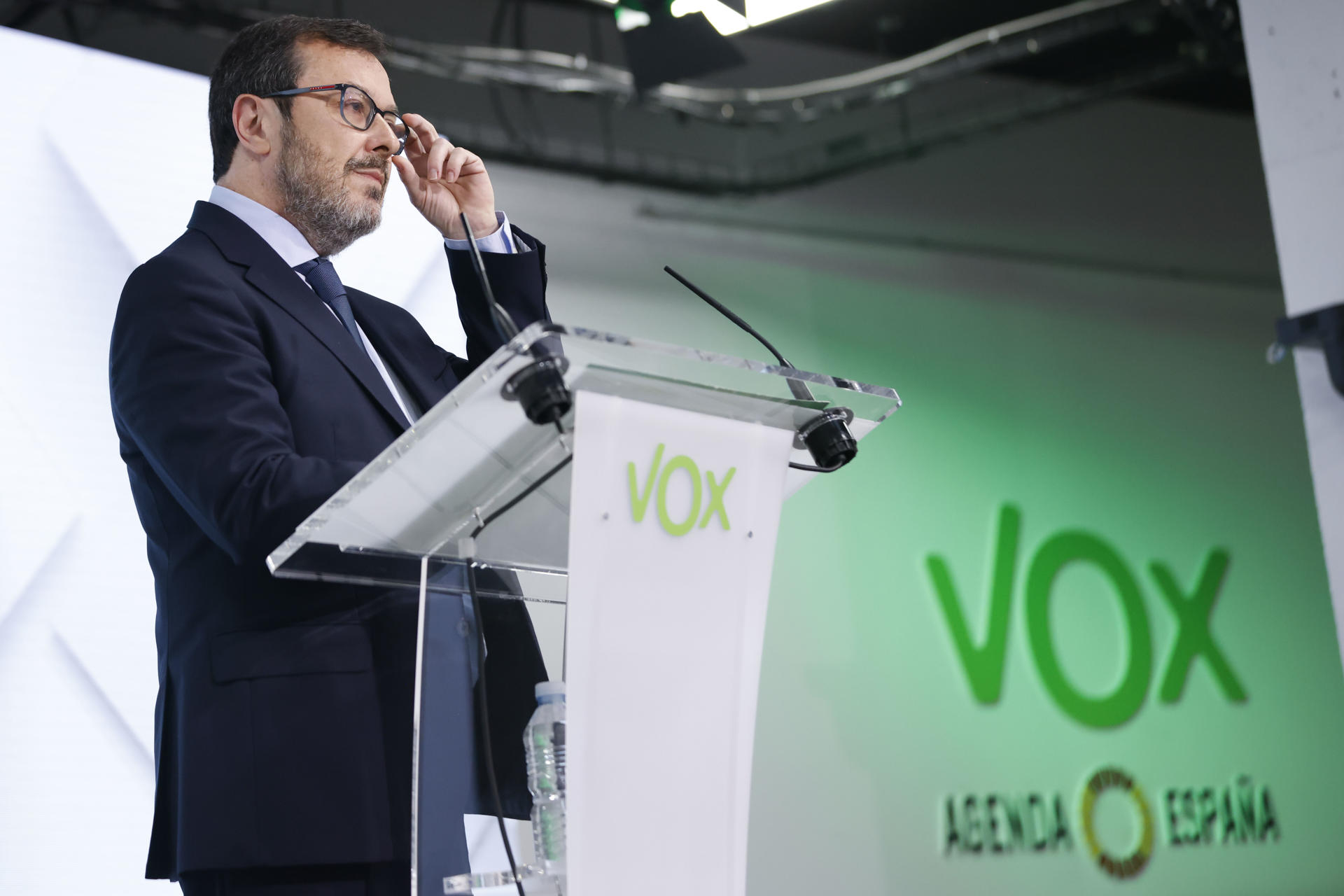 El portavoz de VOX; José Antonio Fuster en rueda de prensa este lunes en la sede de la formación, en Madrid. EFE/ Blanca Millez
