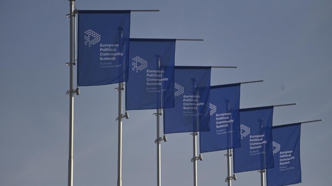 Banderas con el logo de la quinta cumbre de la Comunidad Política Europea (CPE) celebrada en el Puskas Arena de Budapest, Hungría, el 7 de noviembre de 2024. EFE/EPA/ZOLTAN BALOGH HUNGARY OUT
