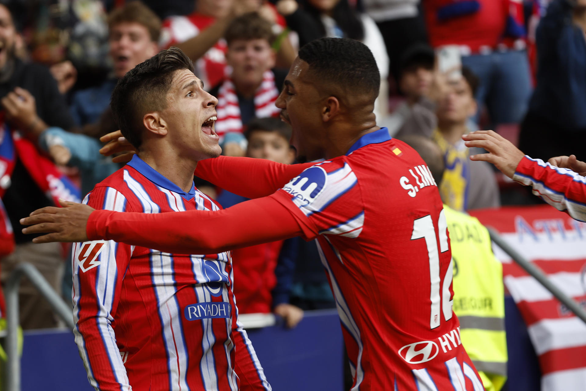 El centrocampista del Atlético de Madrid Giuliano Simeone (i) celebra su gol ante Las Palmas durante el partido de Liga disputado este domingo en el Metropolitano. EFE/Chema Moya
