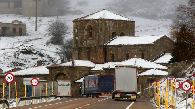 Vista del Puerto de Pajares (N-630), entre Asturias y León, que ha sido reabierto a primera hora de este miércoles al tráfico de camiones tras doce horas de cierre a causa de la nieve. EFE/ J. Casares
