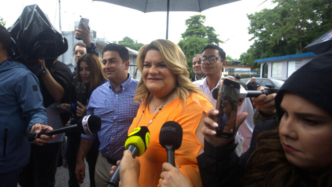 La candidata a la Gobernación de Puerto Rico por el Partido Nuevo Progresista (PNP), Jenniffer González, llega para depositar su voto al centro de votación instalado en la escuela Salvador Brau, este martes, en Carolina (Puerto Rico). EFE/ Thais Llora
