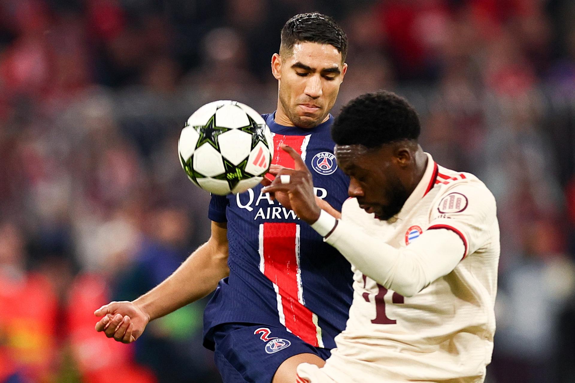 Achraf Hakimi of PSG (I) en acción ante Alphonso Davies, del Bayern, durante el partido de la quinta jornada de la UEFA Champions League que han disputado Bayern Munich y Paris Saint-Germain (PSG) en Múnich, Alemania. EFE/EPA/ANNA SZILAGYI
