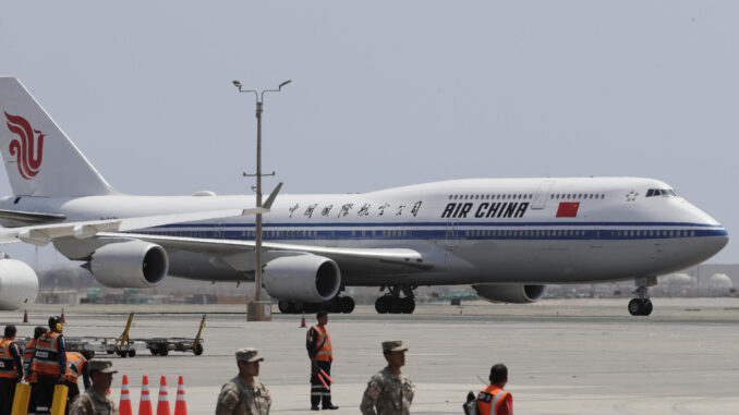 Aterriza el avión del presidente de la República Popular de China, Xi Jinping, a su llegada durante una visita oficial al país, este jueves en la Base Aérea del Callao en Lima (Perú). EFE/ Carlos Ortega
