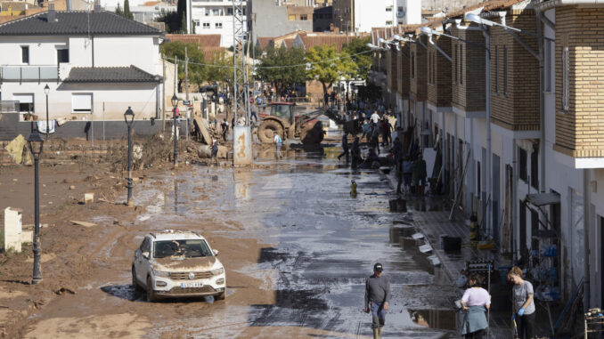 Voluntarios de todas partes de España colaboran en la limpieza de casas y calles de Utiel (Valencia) afectadas por la DANA, este sábado. EFE/ Alvaro Del Olmo
