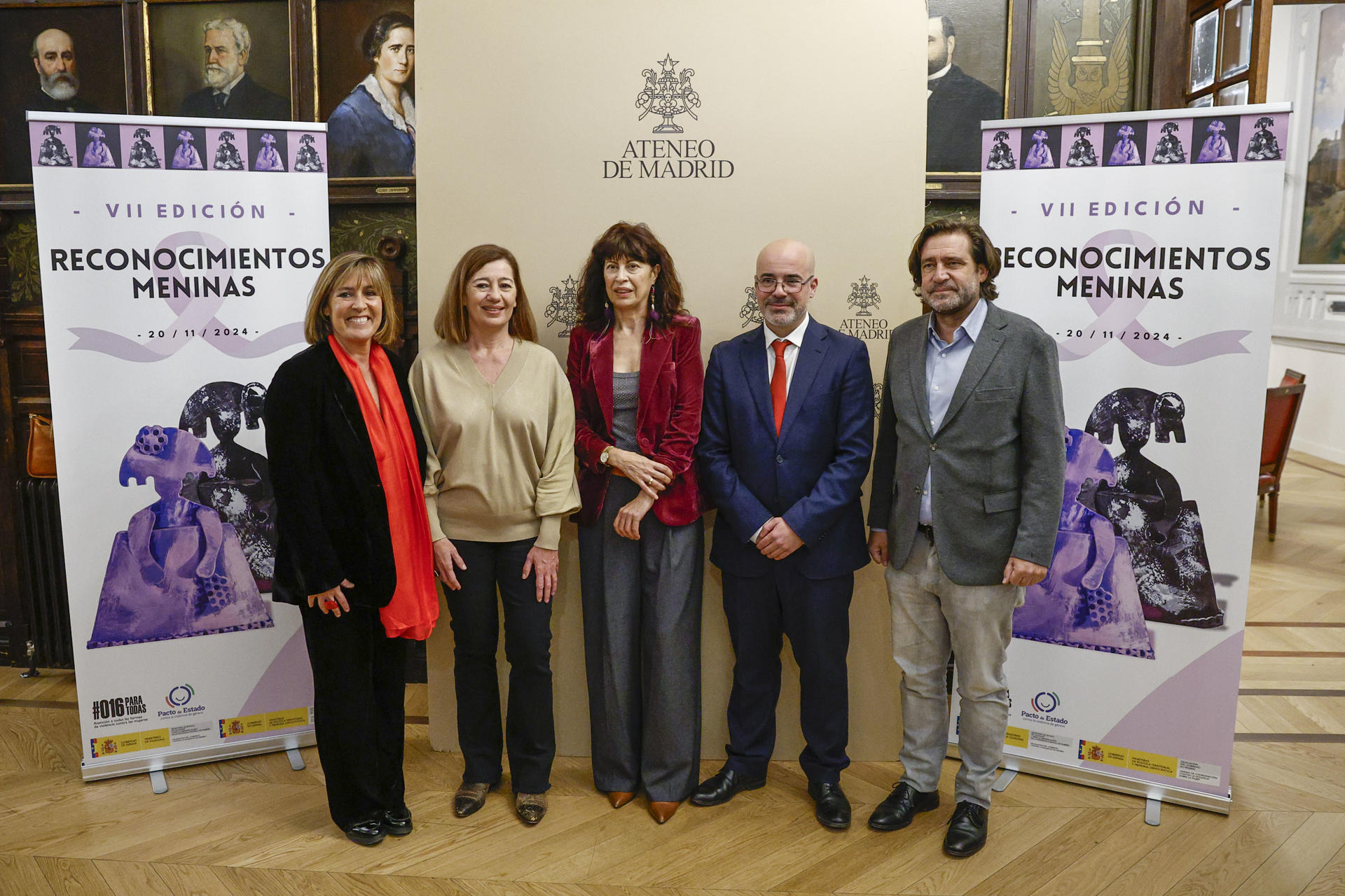 La presidenta del Congreso, Francina Armengol (2i), la ministra de Igualdad, Ana Redondo (c), y el delegado de Gobierno en la Comunidad de Madrid, Francisco Martín (2d), posan este miércoles durante la gala de entrega de la VII Edición de Reconocimientos Meninas 2024 contra la Violencia de Género, presidida por la ministra de Igualdad, Ana Redondo, en el Ateneo de Madrid. EFE/ Rodrigo Jiménez
