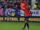 El jugador croata del Osasuna Ante Budimir muestra una camiseta con el mensaje 'Fuerza Valencia' antes del inicio del partido de la 12ª jornada de LaLiga contra el Osasuna en el Estadio de El Sadar, en Pamplona, este sábado. EFE/ Iñaki Porto