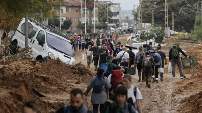 Vecinos de Paiporta hoy en una zona afectada por las inundaciones causadas por la dana, este viernes. EFE/ Biel Aliño
