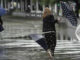 Una mujer se intenta proteger de la fuerte lluvia y el viento con un paraguas, en una imagen de archivo. EFE/Paco Paredes