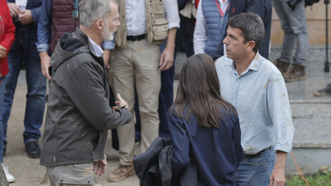 Imagen de archivo. Los reyes Felipe y Letizia se depiden del presidente de Valencia, Carlos Mazón tras visitar el Centro de Emergencias de la Generalitat valenciana, en l'Eliana (Valencia), desde el que se coordina la emergencia por la dana. EFE/Manuel Bruque
