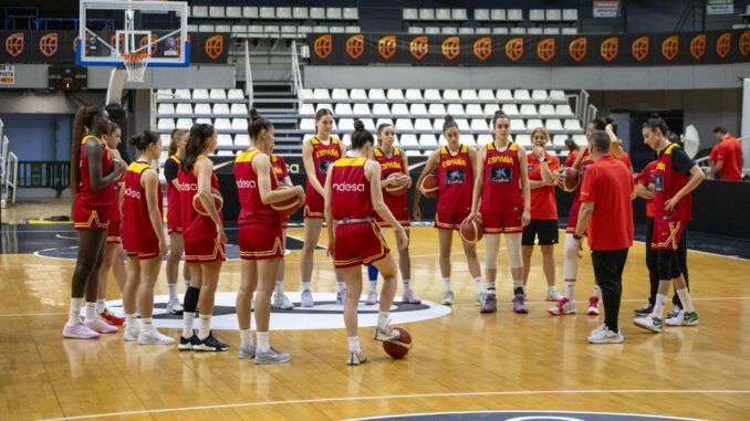 La Selección Femenina de Baloncesto ha entrenado este miércoles en el Pabellón Polideportivo Ciutat de Castelló antes de los partidos de la Ventana FIBA de clasificación para el Eurobasket de esta semana. El equipo dirigido por Miguel Méndez. se enfrentará el jueves 7 a las 21:00 horas a Países Bajos y, el domingo 10 a las 19:00 horas, frente a Croacia. EFE/Andreu Esteban
