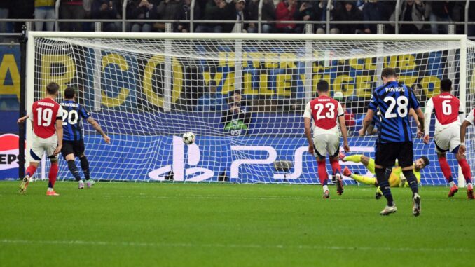 El jugador del Inter Milan Hakan Calhanoglu (2-I) marca el 1-0 durante el patido de la UEFA Champions League que han jugado Inter y Arsenal FC en el Giuseppe Meazza stadium de Milan, Italia. EFE/EPA/NICOLA MARFISI
