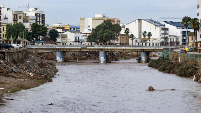 Vista del caudal del Barranco el Poyo en Paiporta tras las lluvias de este jueves. . EFE/Biel Aliño
