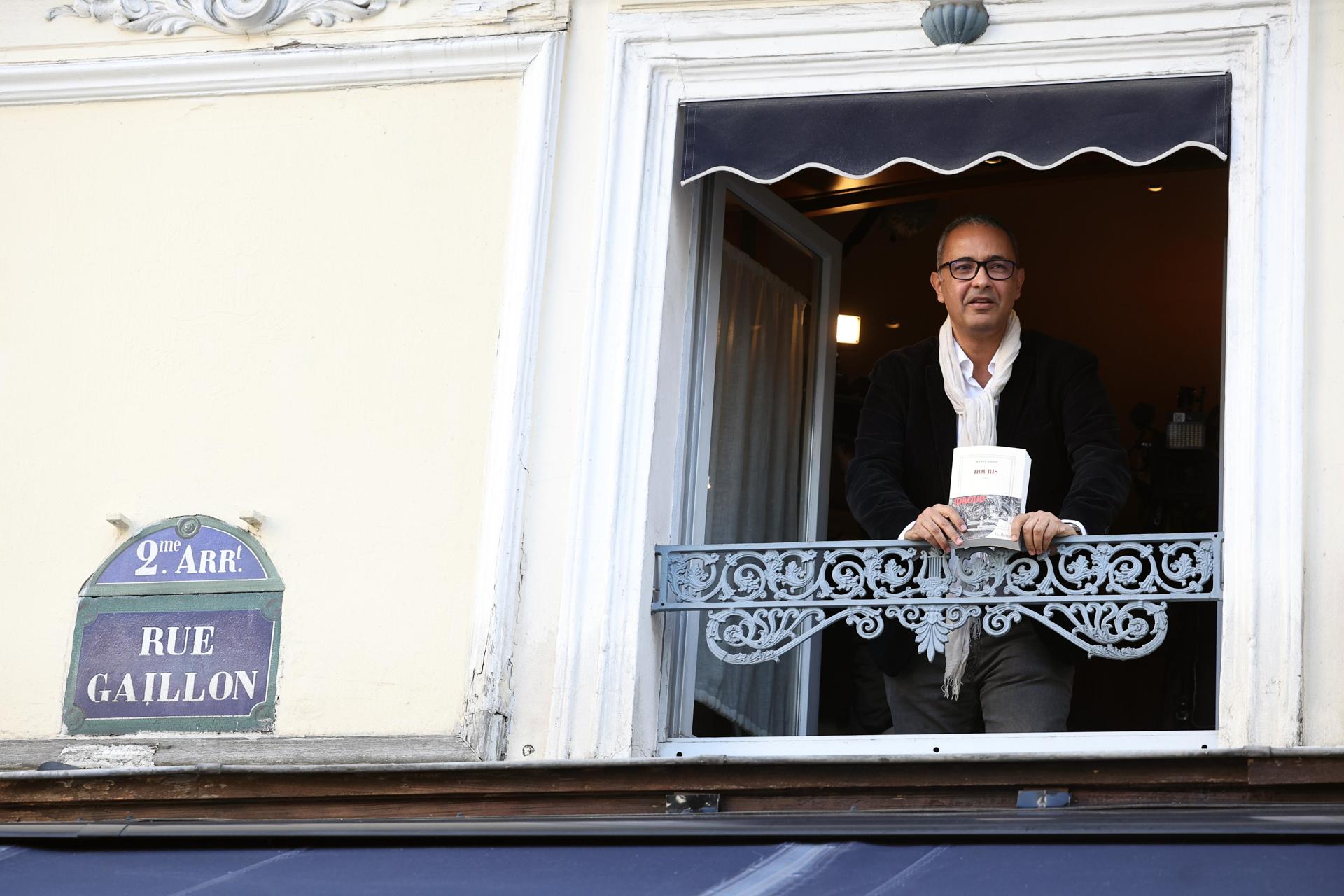 El escritor argelino Kamel Daoud celebra en el restaurante Drouant tras ganar el Premio Literario Goncourt 2024 por su libro 'Houris' en París, Francia, el 04 de noviembre de 2024. El Prix Goncourt se otorga anualmente a un autor por la organización literaria francesa 'Societe litteraire des Goncourt' (Academie Goncourt). (Francia) EFE/EPA/CHRISTOPHE PETIT TESSON
