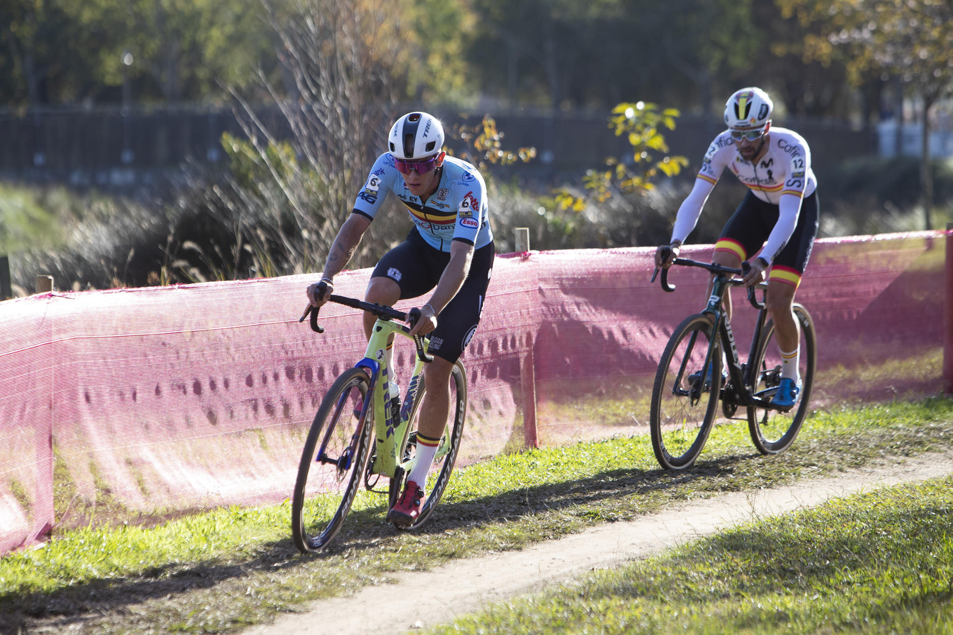 El español Felipe Orts (d) y el Belga Thibau Nys durante su participación en la prueba Élite Masculina del Campeonato de Europa de Ciclocross UEC que se ha celebrado hoy domingo en Pontevedra. EFE / Salvador Sas.
