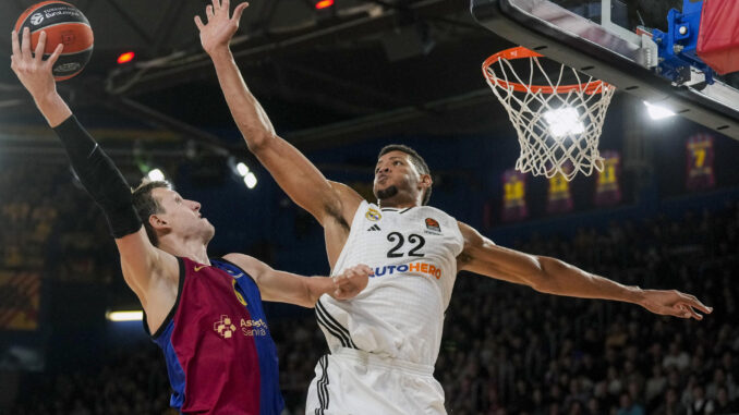 El pívot checo del Barça Jan Veselý (i) lanza a canasta defendido por Edy Tavares (d), del Real Madrid, durante el partido de EuroLiga que Barça y Real Madrid disputaron en el Palau Blaugrana, en Barcelona. EFE/ Enric Fontcuberta.
