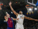 El pívot checo del Barça Jan Veselý (i) lanza a canasta defendido por Edy Tavares (d), del Real Madrid, durante el partido de EuroLiga que Barça y Real Madrid disputaron en el Palau Blaugrana, en Barcelona. EFE/ Enric Fontcuberta.