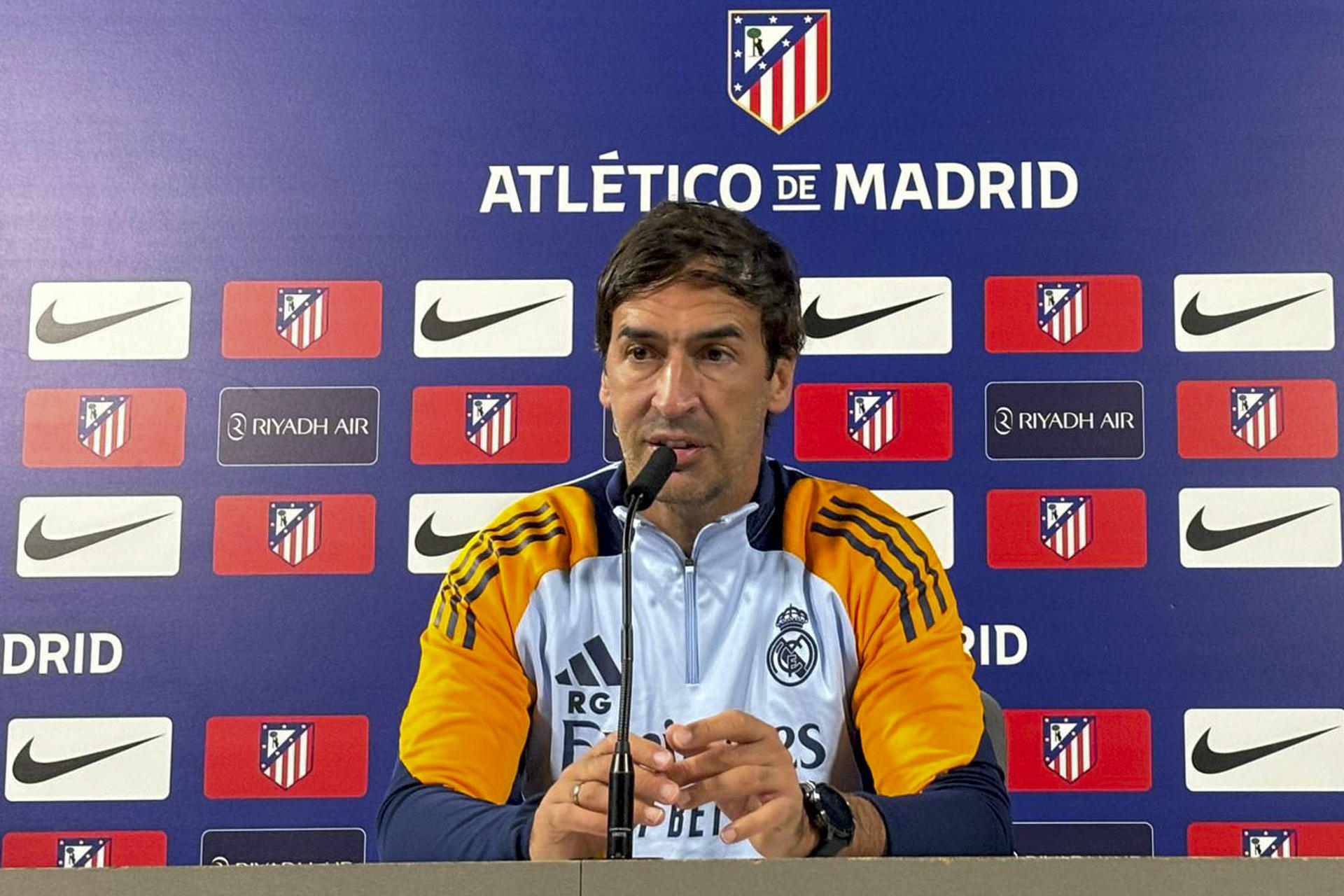 Raúl González, entrenador del Real Madrid Castilla, en rueda de prensa tras su partido frente al Atlético de Madrid, este sábado. El entrenador ha mandado un mensaje de apoyo y fuerza a los familiares de los fallecidos y afectados por la DANA en Valencia. EFE/ Óscar Maya
