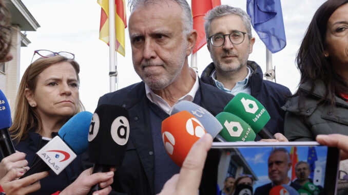 El ministro de Política Territorial y Memoria Democrática, Ángel Víctor Torres, asiste a la reunión del Centro de Coordinación Operativa Integrada (CECOPI) en el Centro de Coordinación de Emergencias de la Generalitat, en L'Eliana, Valencia este lunes. EFE/ Villar López
