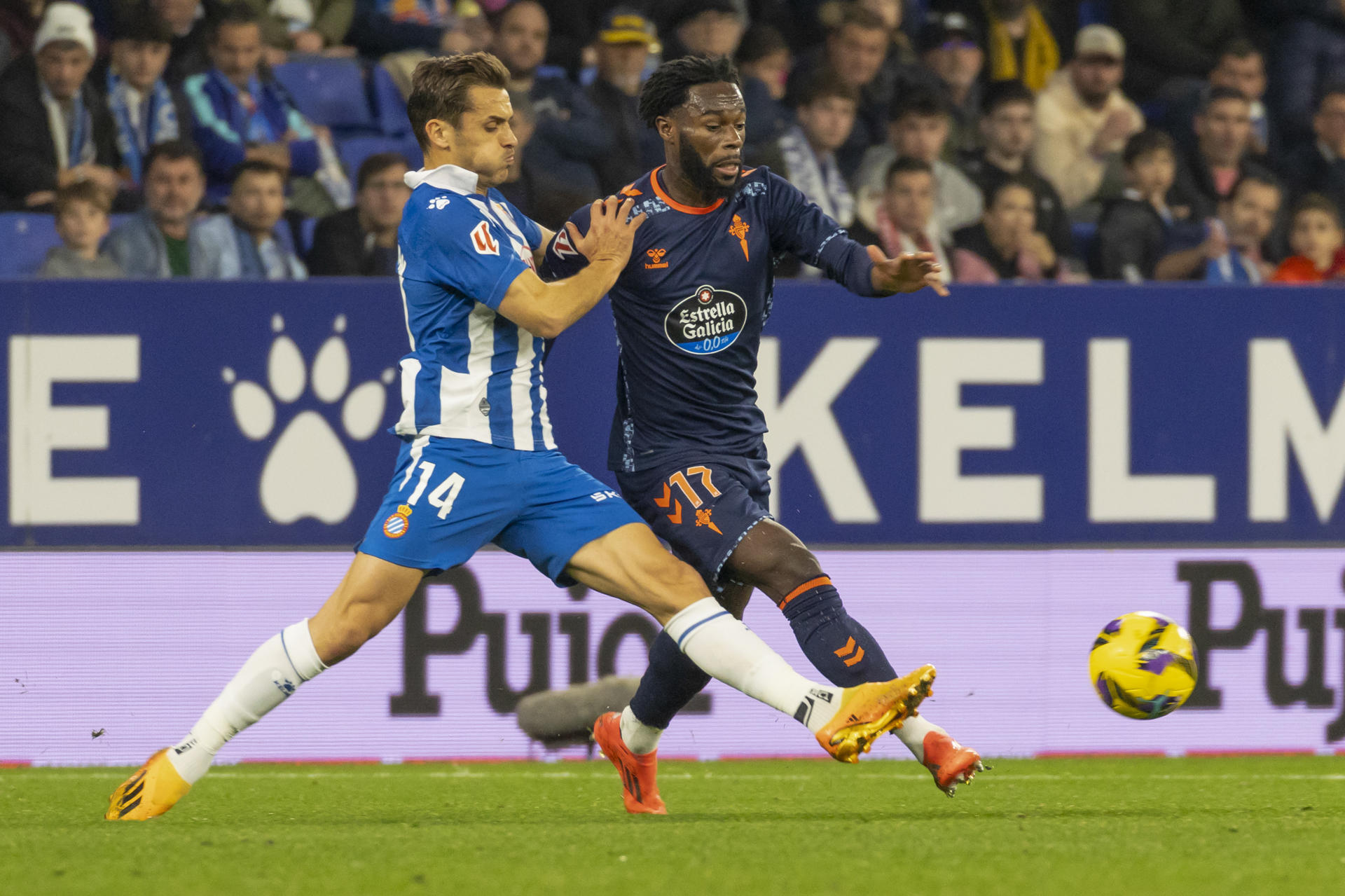 El lateral del Espanyol Bryan Oliván (i) pelea un balón con Jonathan Bamba, del Celta, durante el partido de LaLiga que RCD Espanyol y Celta de Vigo disputaron en el estadio de RCDE Stadium. en Barcelona. EFE/Marta Pérez
