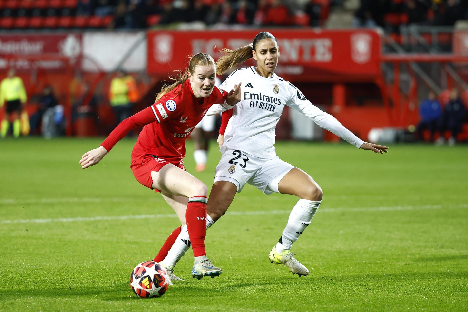 El Real Madrid dejó zanjado este miércoles su pase a cuartos de final de la Liga de Campeones al volver a derrotar al Twente, por 2-3, en un partido en el que, de la mano de la colombiana Linda Caicedo, remontó el primer gol de las neerlandesas y consiguió una trabajada victoria que le devuelve la moral después de la derrota liguera ante el Barcelona. EFE/EPA/Vincent Jannink
