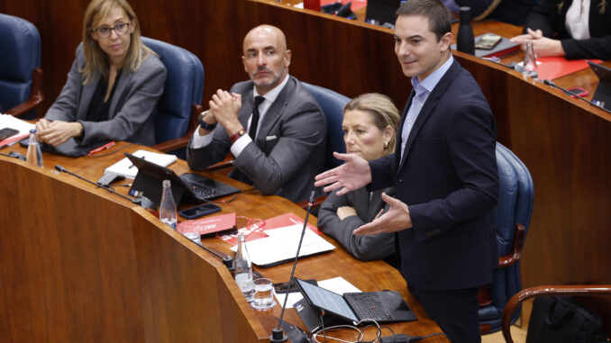 El portavoz del PSOE, Juan Lobato interviene en el pleno de la Asamblea de Madrid celebrado este jueves. EFE/Javier Lizón
