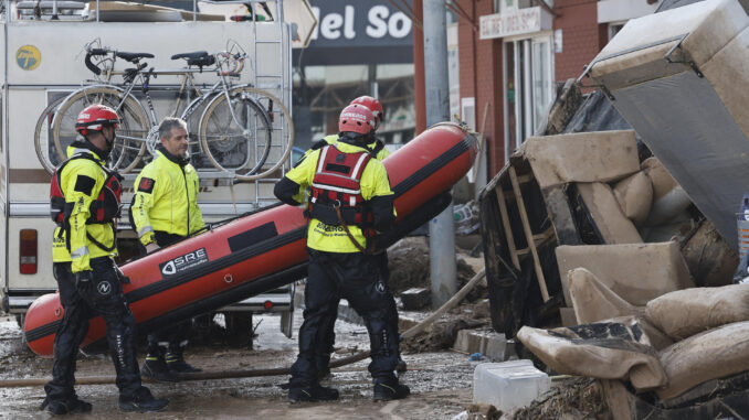 Efectivos del cuerpo de bomberos de la Comunidad de Madrid trabajan en Alfafar (Valencia), este viernes. EFE/ Kai Försterling
