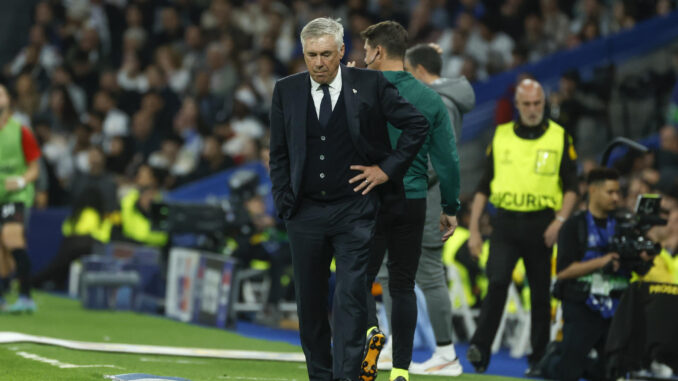 Carlo Ancelotti, entrenador del Real Madrid, durante el partido ante el Milan de la Liga de Campeones. EFE/ Juanjo Martin
