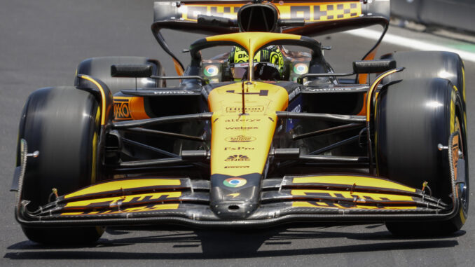 El piloto británico de la escudería McLaren, Lando Norris, participa durante la primera sesión de entrenamientos del Gran Premio de Fórmula Uno de Brasil en el circuito de Interlagos este viernes, en Sao Paulo (Brasil). EFE/ Sebastiao Moreira
