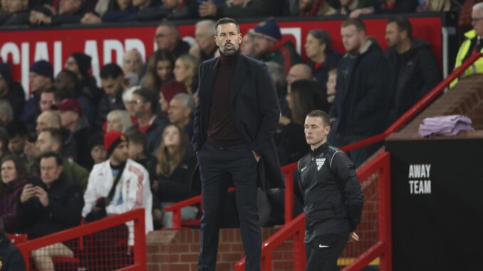 El entrenador del Manchester United Ruud van Nistelrooy durante el partido de la Premier League que han jugado Manchester United y Chelsea FC, en Manchester, Reino Unido. EFE/EPA/ADAM VAUGHAN
