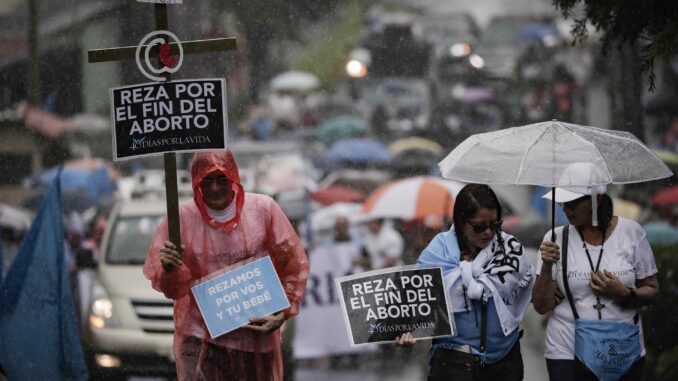 Varias personas se manifiestan en contra del aborto durante una marcha llamada "Un kilómetro por la vida", este domingo en San José (Costa Rica). EFE/ Jeffrey Arguedas
