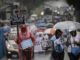 Varias personas se manifiestan en contra del aborto durante una marcha llamada "Un kilómetro por la vida", este domingo en San José (Costa Rica). EFE/ Jeffrey Arguedas