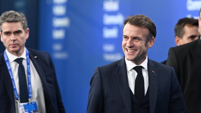 El presidente francés Emmanuel Macron (D) durante la quinta cumbre de la Comunidad Política Europea (EPC) en el Puskas Arena en Budapest, Hungría, el 07 de noviembre de 2024. (Hungría) EFE/EPA/SZILARD KOSZTICSAK HUNGRÍA FUERA
