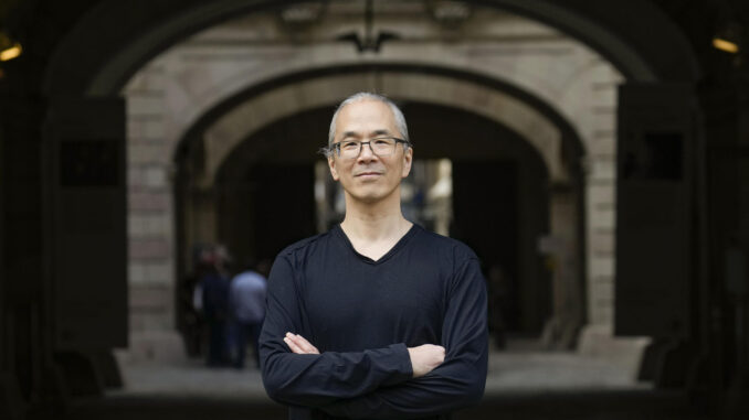 El escritor norteamericano de origen chino Ted Chiang, la 'estrella' invitada de la presente edición del festival de narraciones fantásticas 42, ha expresado este jueves en Barcelona su voz desde la ciencia ficción para "combatir el capitalismo" y ha asegurado que "la IA no debe preocuparnos" tanto como se predica. EFE/Enric Fontcuberta
